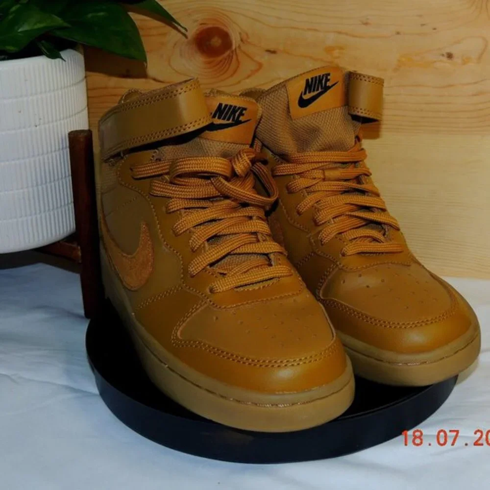 NIKE Sneakers
